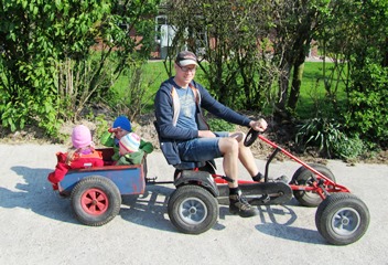 Kettcar fahren mit Papa